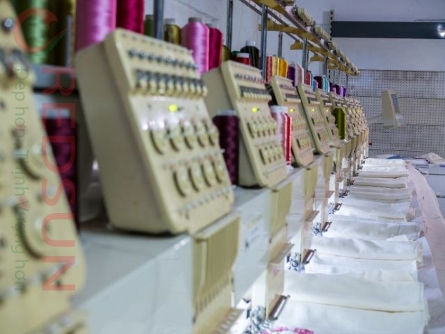 Sử dụng công nghệ in/thêu chất lượng cao, không bong tróc sau nhiều lần giặt.