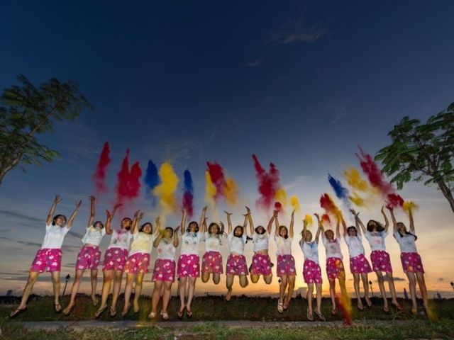 Phổ biến nhất vì thoải mái, dễ vận động, thường được in logo và slogan của công ty