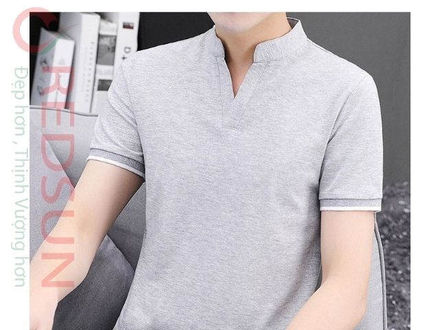 Mẫu áo thun cổ tàu này có form dáng ôm sát cơ thể, tạo cảm giác hiện đại và năng động