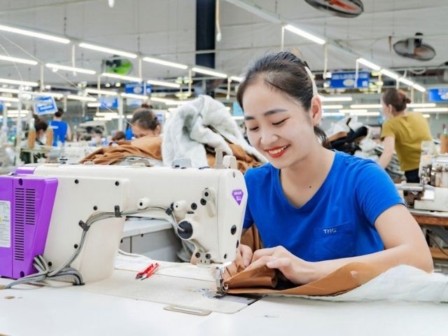 Loại áo này được sử dụng phổ biến trong nhiều ngành nghề như sản xuất, cơ khí