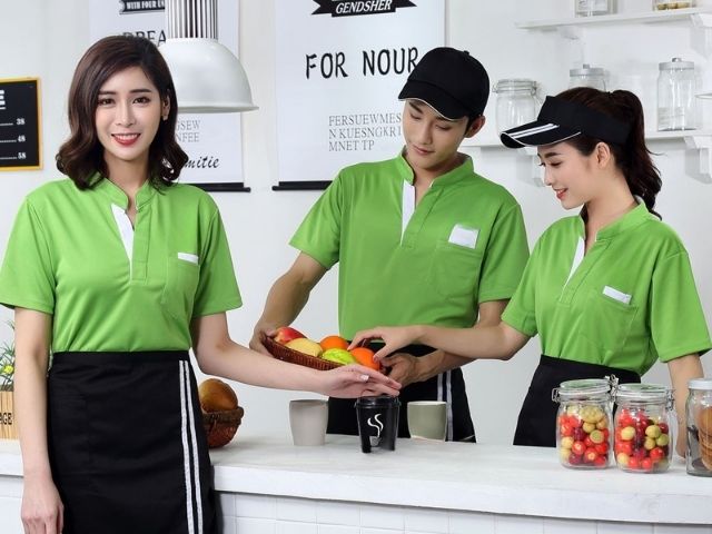 Mẫu áo này có in logo hoặc khẩu hiệu của công ty, tổ chức ở phần ngực trái